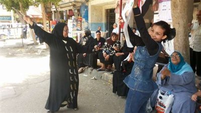 وصلة رقص لسيدات في مسيرة تأييد للرئيس السيسي في الإسكندرية 