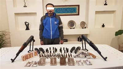 ضبط أحد العناصر الإجرامية لقيامه بالإتجار فى الأسلحة النارية والمواد المخدرة 