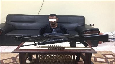 فى ضبط أحد العناصر الإجرامية وبحوزته رشاش جرينوف وبندقية آلية بكوم امبو