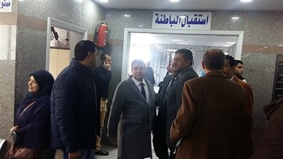 القاضى يطمئن على سير العمل بالمستشفى الجامعى