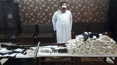ضبط أحد الأشخاص وبحوزته 5 قطع سلاح نارى و536 ألف قرص مخدر لعقار الكبتاجون