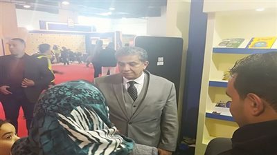 وزير البيئة يتفقد جناج الوزارة فى معرض القاهرة الدولى للكتاب