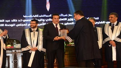 بالصور .. وزير التعليم العالى يُكرم الإعلامي عمرو الليثى بالأكاديمية العربية للعلوم المالية والمصرفية