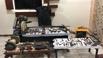 ضبط محكوم عليه هارب لإدارته ورشة لتصنيع الأسلحة النارية والإتجار فيها