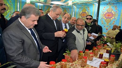 محافظ القليوبية يفتتح معرض منتجات جامعة بنها بمدارس الشبان المسلمين ببنها