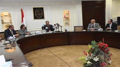 مدبولي.. بروتوكول تعاون للحد من مخاطر الهجرة غير الشرعية وجرائم الاتجار بالبشر بالمناطق العشوائية