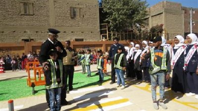 مرور الأقصر فى زيارة لإحدى المدارس لتوعيتهم بآداب قواعد المرور 