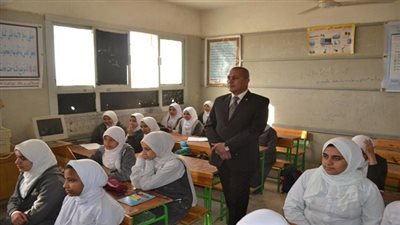 محافظ السويس يقرر صرف مكافأة شهر لاثنين من المعلمين باحدى مدارس المحافظة
