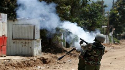 الشرطة الكينية تطلق الغاز لتفريق محتجين على إغلاق قنوات تلفزيونية