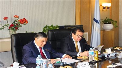 عبد الغفار يؤكد أهمية تحقيق التعاون بين المراكز البحثية والقلاع الصناعية 