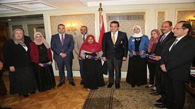 عبد الغفار يكرم الفريق البحثي لجامعة المنصورة مكتشف ديناصور الواحات