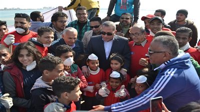 بالصور.. المحافظ  يشارك  طلائع الشباب في مبادرة جميلة يا سويس