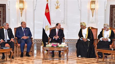 السيسي يلتقى عددا من كبار رجال الأعمال العمانيين ويغادر سلطنة عمان