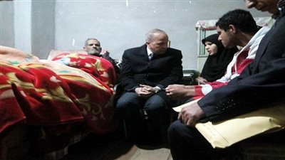 بالصور.. محافظ القليوبية يقدم مبالغ مالية لأسر ضحايا أسانسير بنها