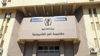 أمن القليوبية ينقل مسجون للمستشفي لمرضه