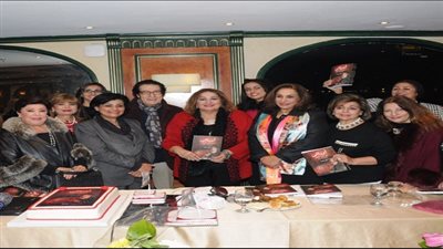 بالصور.. الهام شاهين ووزيرة الهجرة وماجد المصري وفاروق حسني في حفل توقيع كتاب منى رجب