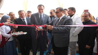 بالصور.. محافظ الفيوم ونائب وزير التعليم يفتتحان معرض مشغولات التعليم الفني