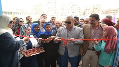  بالصور.. محافظ السويس يفتتح معرضا للمشغولات اليدوية والمنتجات الغذائية