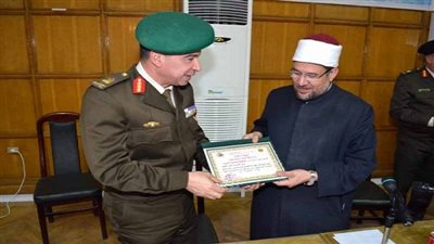 وزير الأوقاف يكرم مدير أكاديمية ناصر العسكرية العليا 
