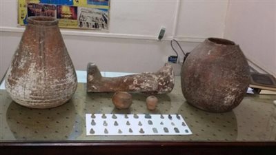 ضبط أحد الأشخاص وبحوزته 32 قطعة يشتبه فى أثريتها بقصد الإتجار