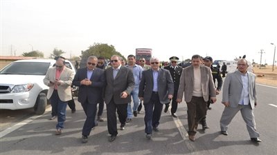 بالصور.. محافظ السويس ومدير الأمن يتفقدان كمائن الشرطة على طريق 