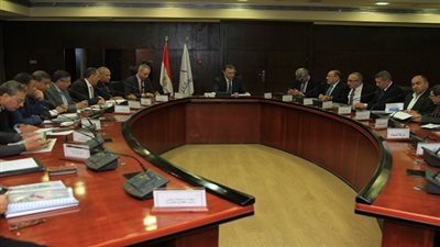 عرفات يجتمع مع قيادات الهيئة العامة للطرق والكباري 