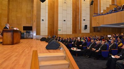 وزير التنمية المحلية يجتمع بكل العاملين بديوان عام الوزارة