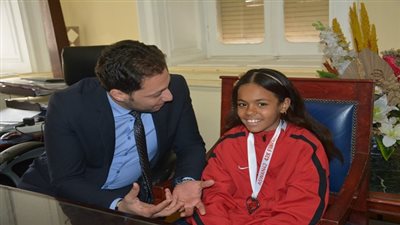 التعليم تكرم الفائزة بماراثون مستشفى مجدى يعقوب بأسوان