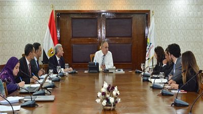 وزير التنمية المحلية يجتمع مع وفد رفيع المستوى من البنك الأوروبى