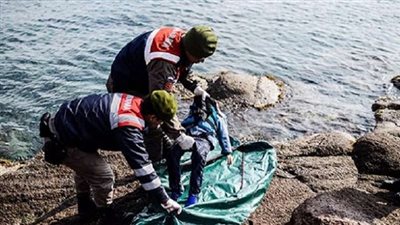 البحرية التركية تواصل البحث عن 10 مفقودين غرق قاربهم في البحر