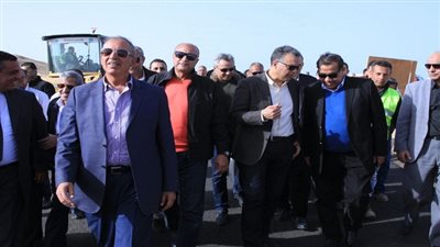 وزير النقل يتابع أعمال تنفيذ مشروعات الطرق والكباري بمحافظة البحر الأحمر 