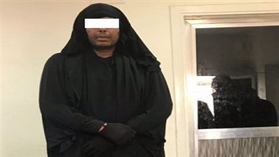 ضبط أحد الأشخاص بملابس حريمى 