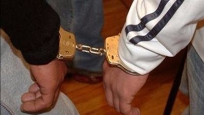 ضبط شخصين لقيامهما بتلقى مبالغ مالية من المواطنين