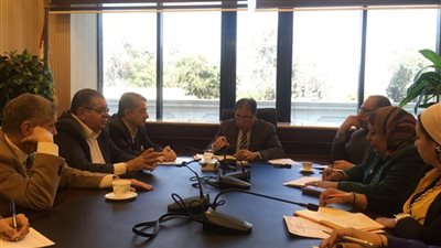 وزير الصحة يناقش اطلاق 