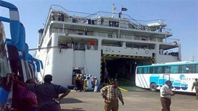 وصول وسفر 725 راكب بميناء سفاجا و تداول 304 شاحنة