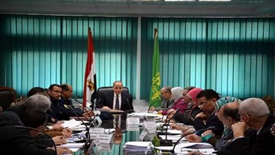 محافظ القليوبية لعدد من المستثمرين: لا أحد فوق القانون