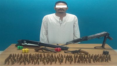 ضبط أحد الأشخاص وبحوزته 4 قطع أسلحة نارية و224 طلقة نارية مختلفة الأعيرة 
