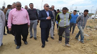 بالصور.. محافظ السويس  في جولة ميدانية على طريق السويس ـ الاسماعيلية