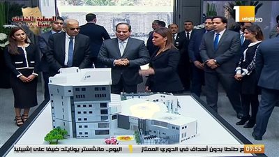 السيسي يقوم بزيارة مركز خدمات المستثمرين بمقر وزارة الاستثمار