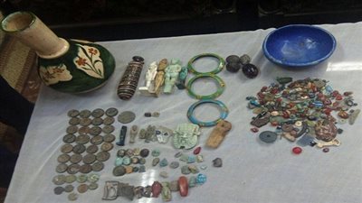 ضبط أحد الأشخاص لقيامه بحيازه (101) قطعة يشتبه فى أثريتها