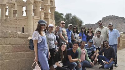 الفنان الأمريكي داني جلوفر يزور معبد فيلة بأسوان