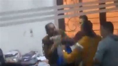 شاهد| مدير الشهر العقاري بشبرا يضرب مواطن بـ