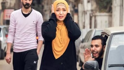 طالبان يتحرشان بسيدة في الطريق العام.. كيف تعامل معهم الأمن؟