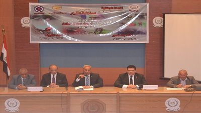 بالصور .. محافظ السويس يشارك فى ندوة بعنوان مسئولية القرار