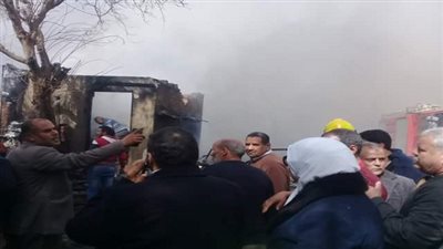 بالصور.. السيطرة على حريق بمخزن بلاستيك وكاوتش بقليوب