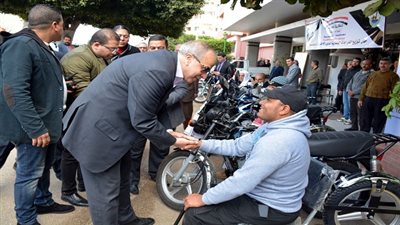 محافظ القليوبية يوزع 8 دراجات بخارية على ذوي الإحتياجات الخاصة