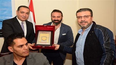 جامعة مصر تٌكرم عمرو الليثى  لمساهمته فى حملة التبرع بالدم ودوره فى الاعلام التنموى