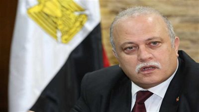 علاء فهمي يكلف شركات القابضة للصناعات الغذائية بشراء شهادة أمان للعمالة الموسمية والمؤقتة