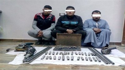 ضبط 3 أشخاص لقيامهم بتصنيع وترويج ادوات صناعة الأسلحة النارية المحلية