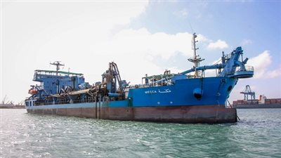 مكة تغادر بعد إنهاء مهمتها بميناء دمياط 